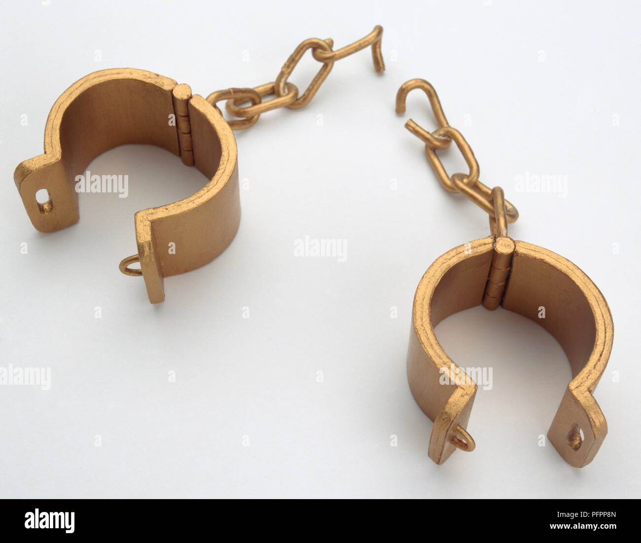 Paar goldene Handschellen mit zerbrochenen Ketten, close-up Stockfoto