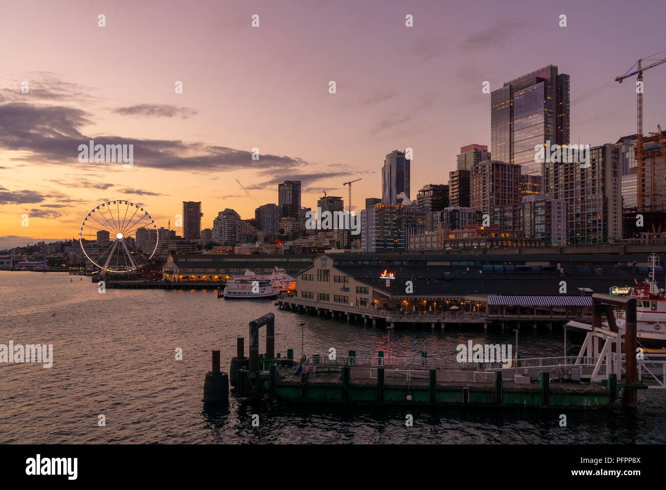 Schöne Seattle Waterfront die Skyline in der Dämmerung mit Piers und Wolkenkratzer aus dem Stadtinneren, Puget Sound, Washington State, USA. Stockfoto