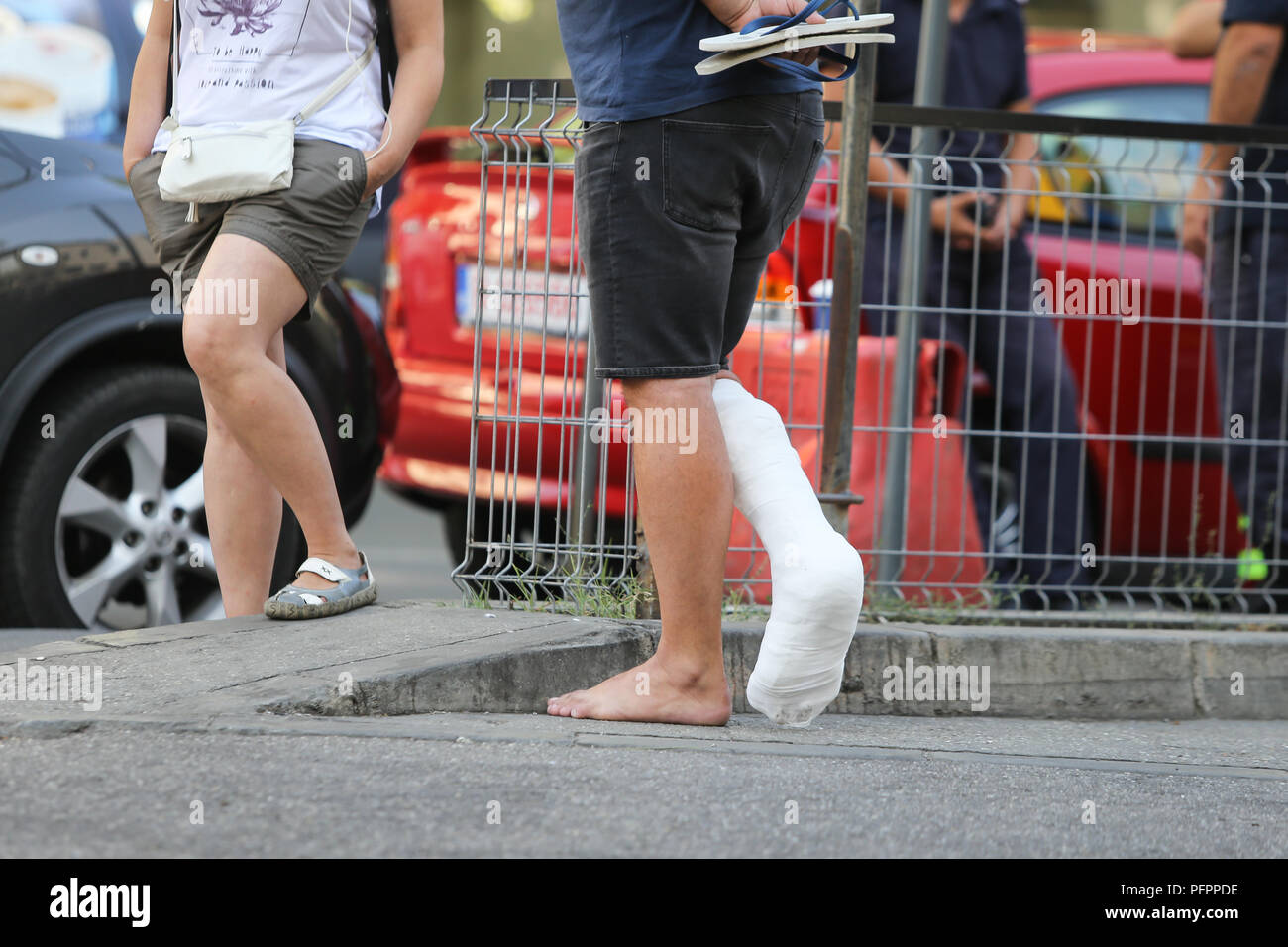 Details der Bein in Gips eines Patienten zum Krankenhaus gehen, mit der Hilfe von einem Metallrahmen Stockfoto