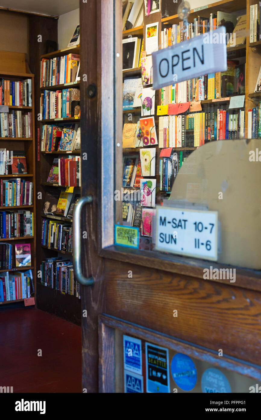 Eine kleine lokale Book Store schauen durch die alte hölzerne Eingangstür am Pike Place Market in Seattle, Washington, USA. Stockfoto