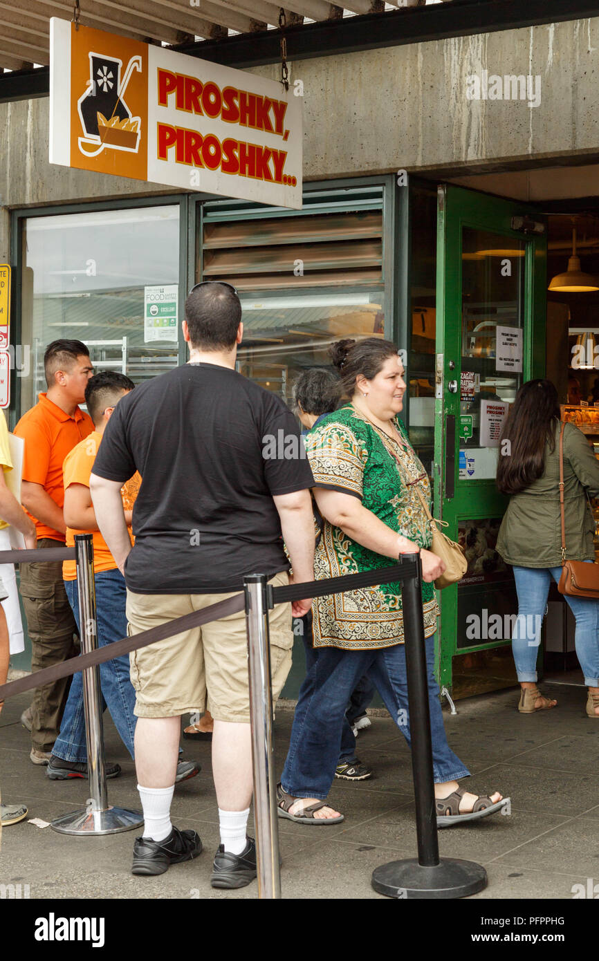 Besucher warten auf ihre Macht im Einklang piroshki vor Piroshky Piroishky am Pike Place Market, Seattle, Washington, USA zu probieren. Stockfoto