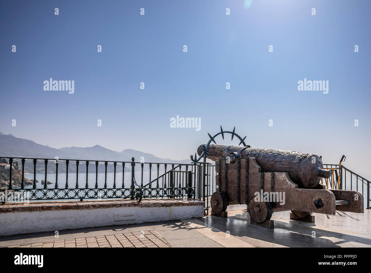 Canon auf der Balcón de Europa, Nerja, Andalusien, Costa del Sol, Spanien, Europa Stockfoto