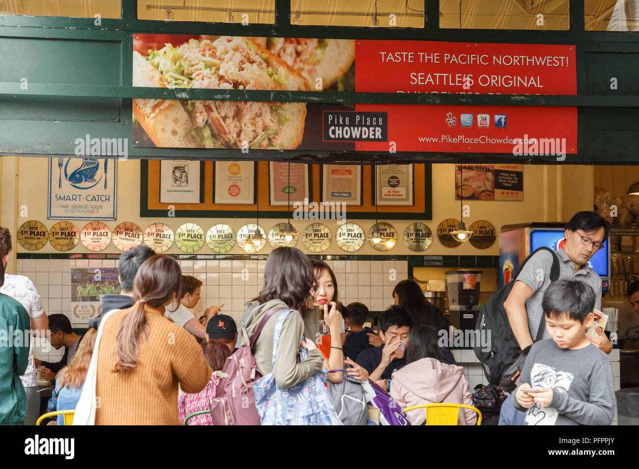 Die Menschen warten in einer langen Linie im Restaurant Pike Place Chowder, das sehr gut für Ihre New England Clam Chowder in Seattle, USA, bekannt ist. Stockfoto