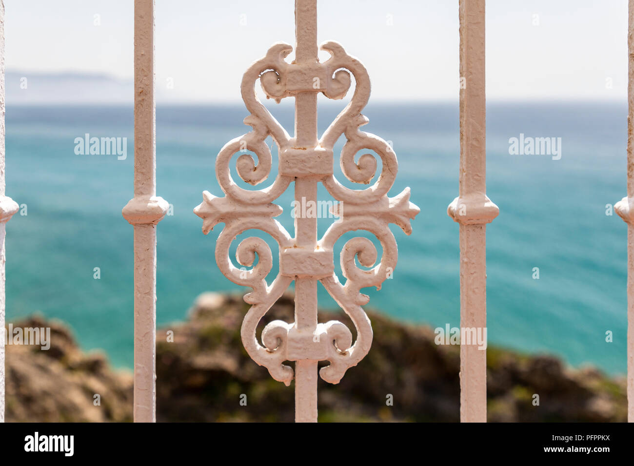 Reich verzierten Geländer auf der Küste Blick auf Nerja, Andalusien, Costa del Sol, Spanien, Europa Stockfoto