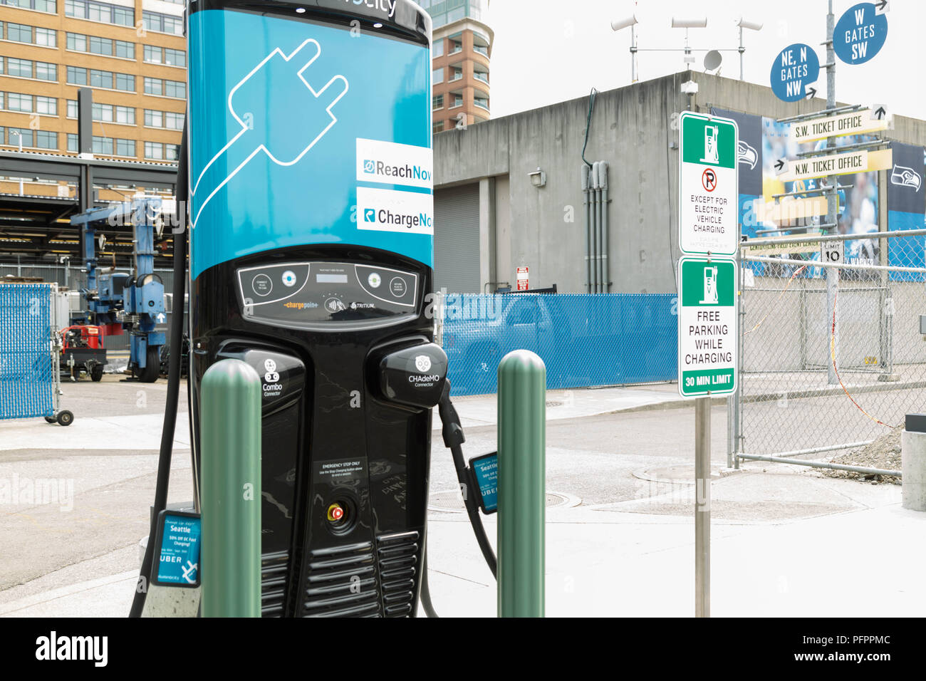 EV (Electric Vehicle) Ladestation im Century Field, Seattle, Washington, USA. Stockfoto