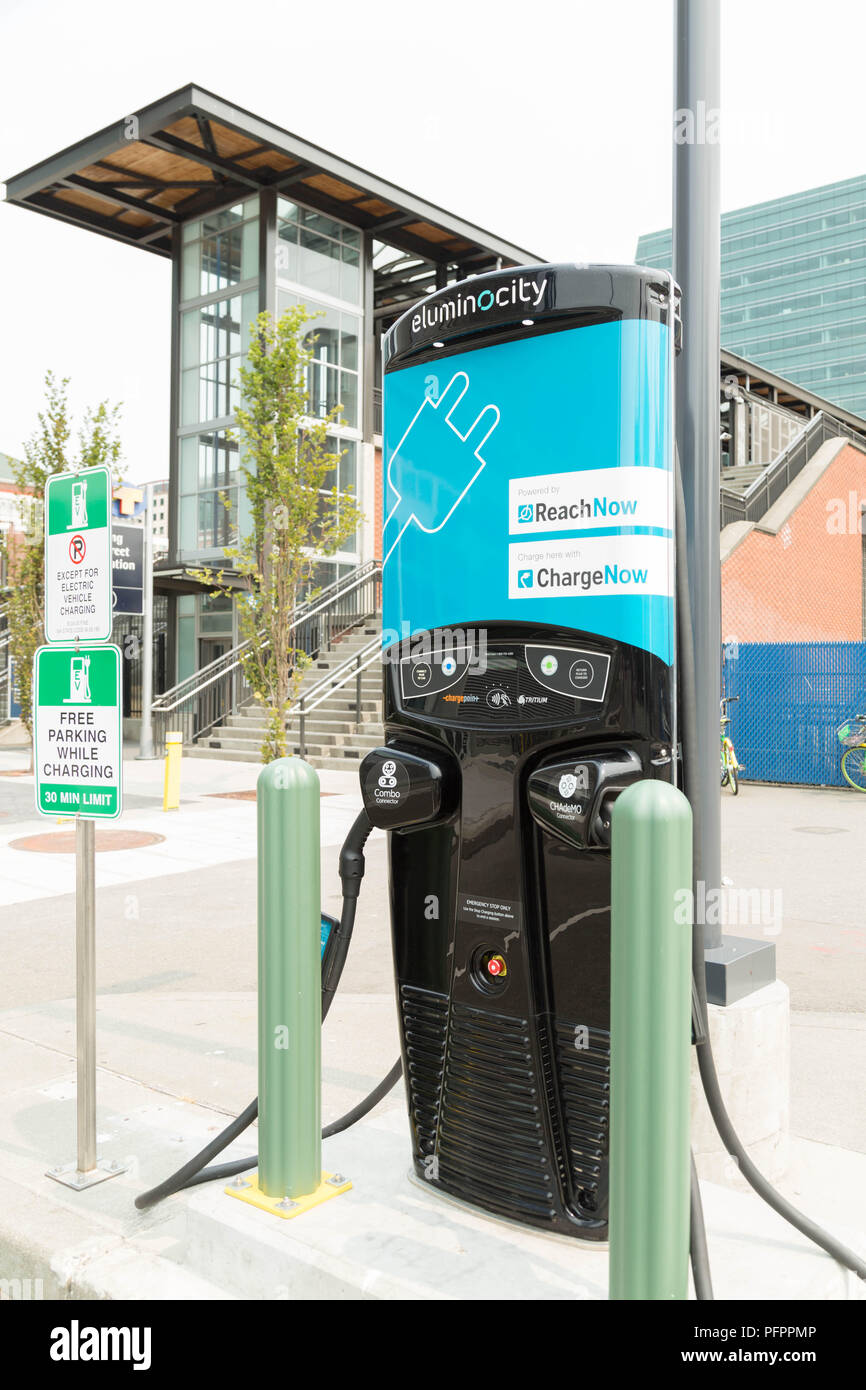 EV (Electric Vehicle) Ladestation im Century Field, Seattle, Washington, USA. Stockfoto