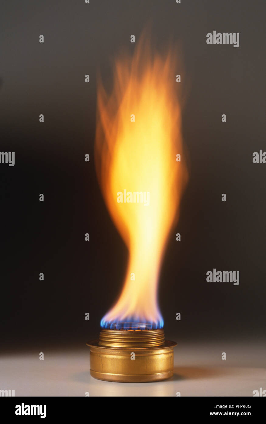 Erdgas Brenner und große orange und blaue Flamme, close-up Stockfoto