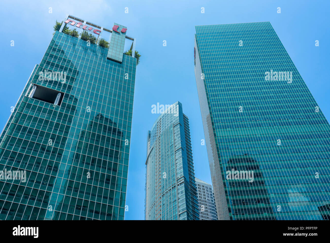 Singapur - 11. August 2018: Grün und Blau Wolkenkratzer in der Innenstadt mit blauer Himmel Stockfoto