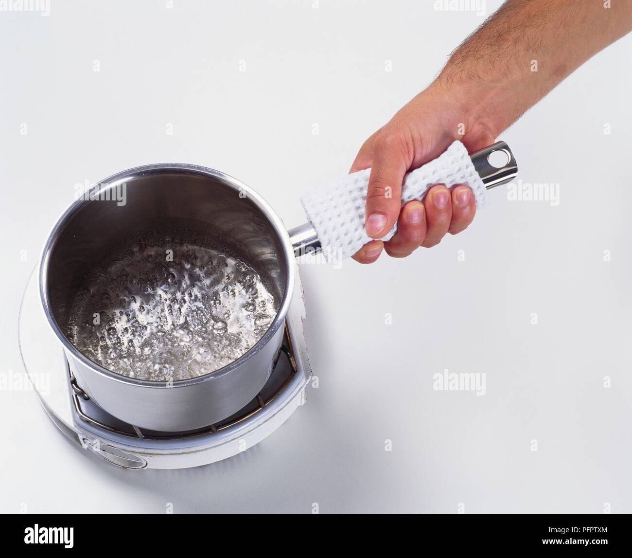 Heizung Wasser und Zucker Sirup in kochtopf (und karamellsauce  Stockfotografie - Alamy