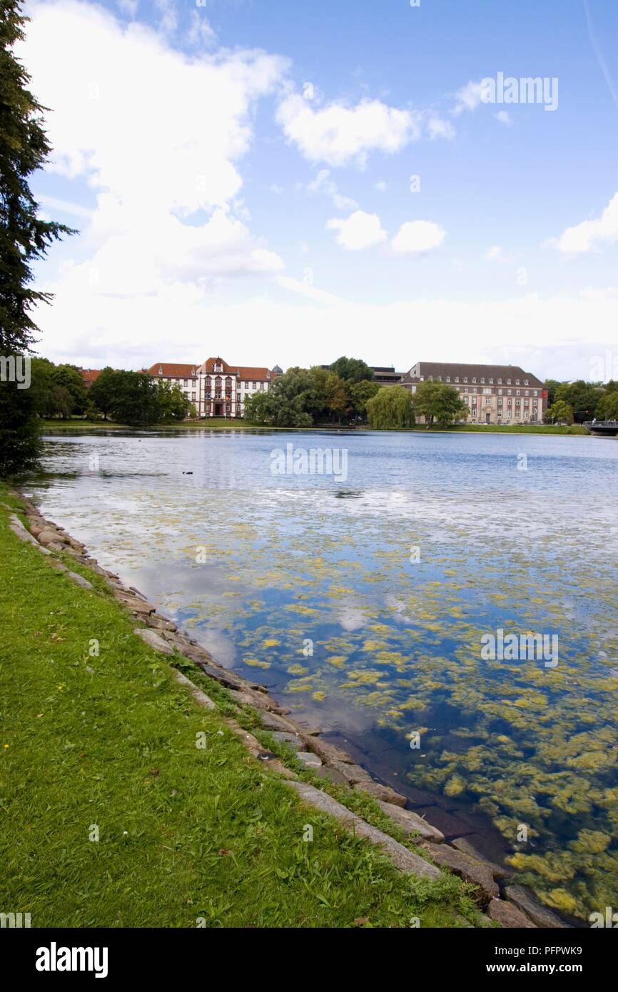 Deutschland, Schleswig-Holstein, Kiel, Stadt, See am Schrevenpark Park, Ministerium der Justiz Gebäude in der Ferne Stockfoto