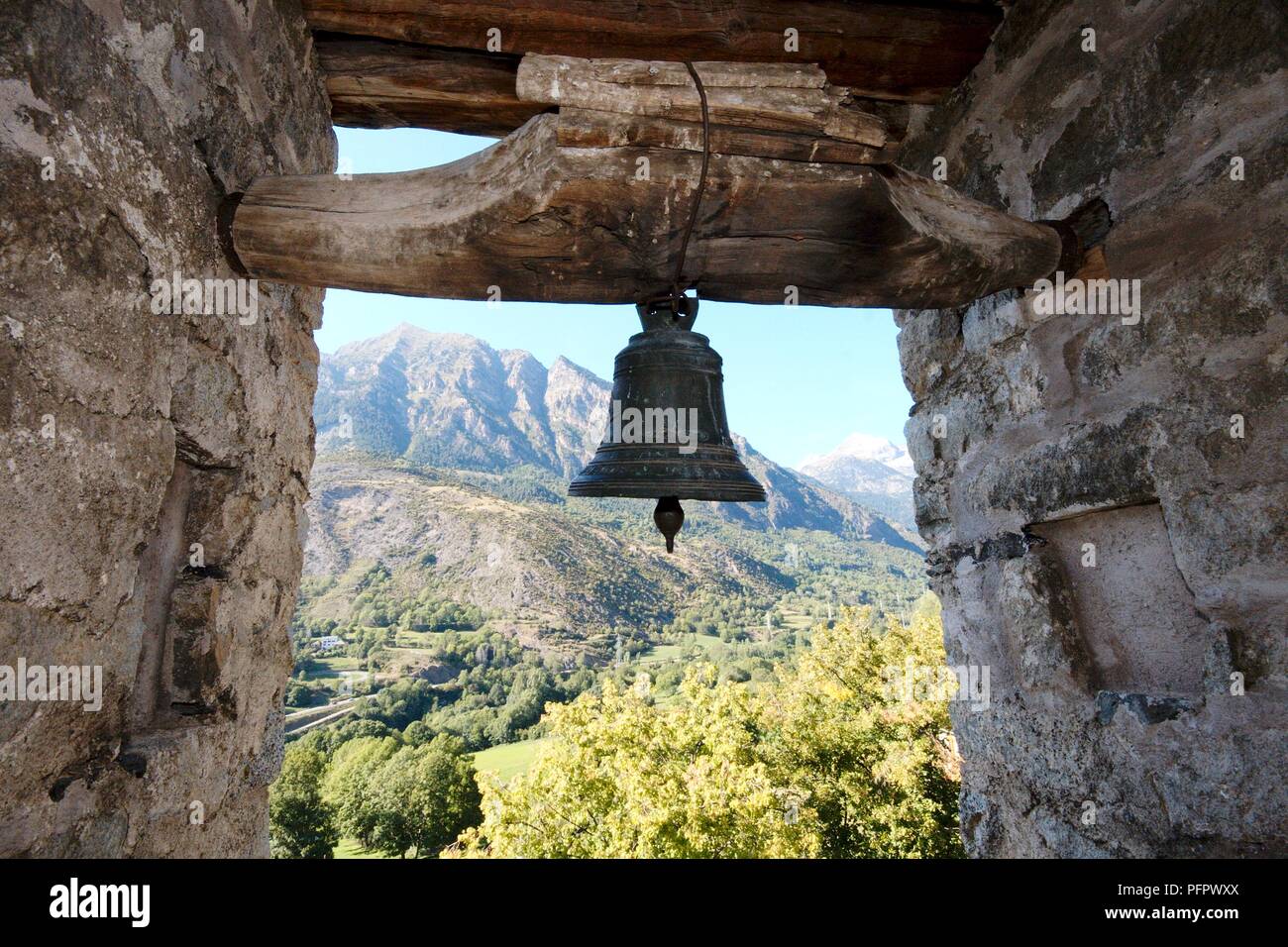Spanien, Katalonien, Vall de Boi, Glocke im Kirchturm über Berglandschaft suchen Stockfoto