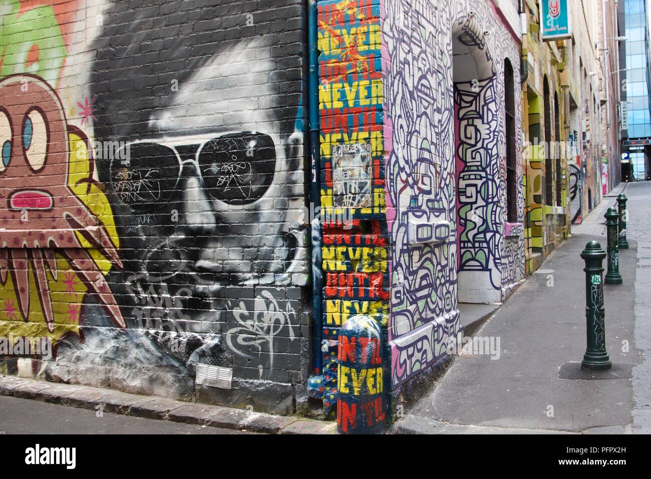 Australien, Victoria, Melbourne, Central Business District, Hosier Lane, urbane Kunst am Gebäude Exterieur Stockfoto