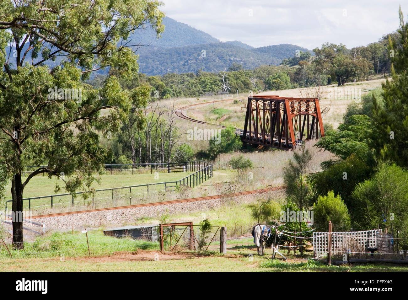 Australien, New South Wales, Blue Mountains, Hunter Valley, ländliche Szene mit Eisenbahnbrücke Stockfoto