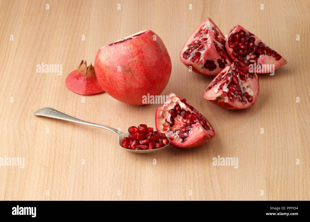 Granatäpfel cut in Segmente und Samen auf Löffel Stockfoto