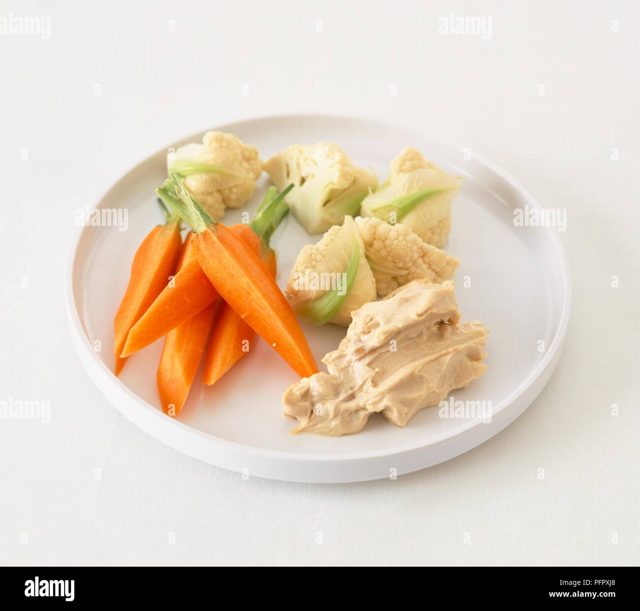 Hummus mit Karotten und Blumenkohl crudites auf weiße Platte Stockfoto