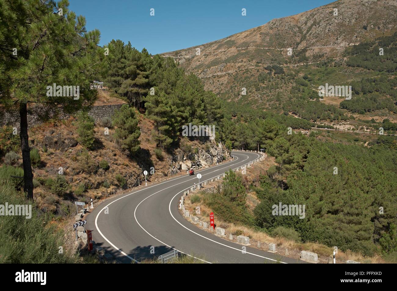 Spanien, Sierra de Gredos, kurvenreiche Straße Stockfoto