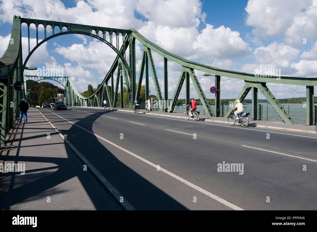 Deutschland, Glienicker Brücke (Glienicker Brücke), auch als Brücke von Spionen, historische Brücke zwischen Berlin und Potsdam, Berlin Seite gesehen bekannt Stockfoto