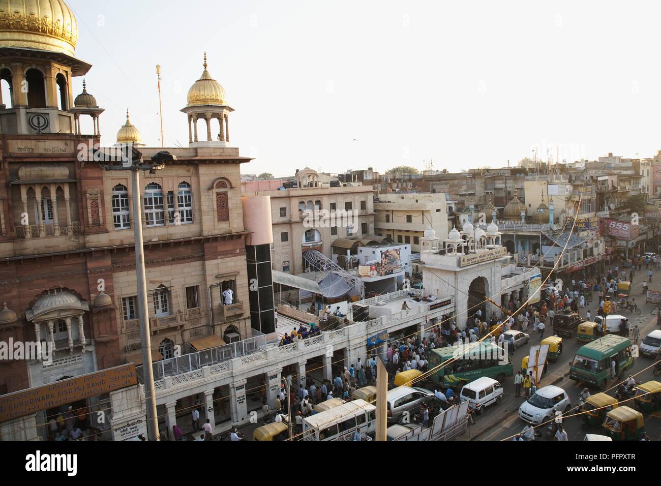 Indien, Delhi, Chandni Chowk, Blick auf die belebte Straße in der Altstadt Stockfoto