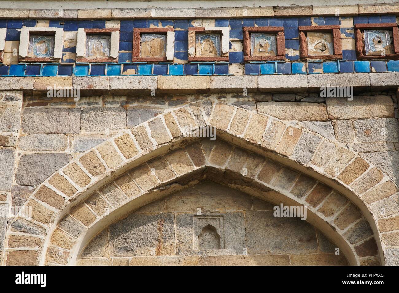 Indien, Delhi, Lodhi Garten, Shish Gumbad, Projektierung Gesimse über Bogen auf facae von Grab Stockfoto