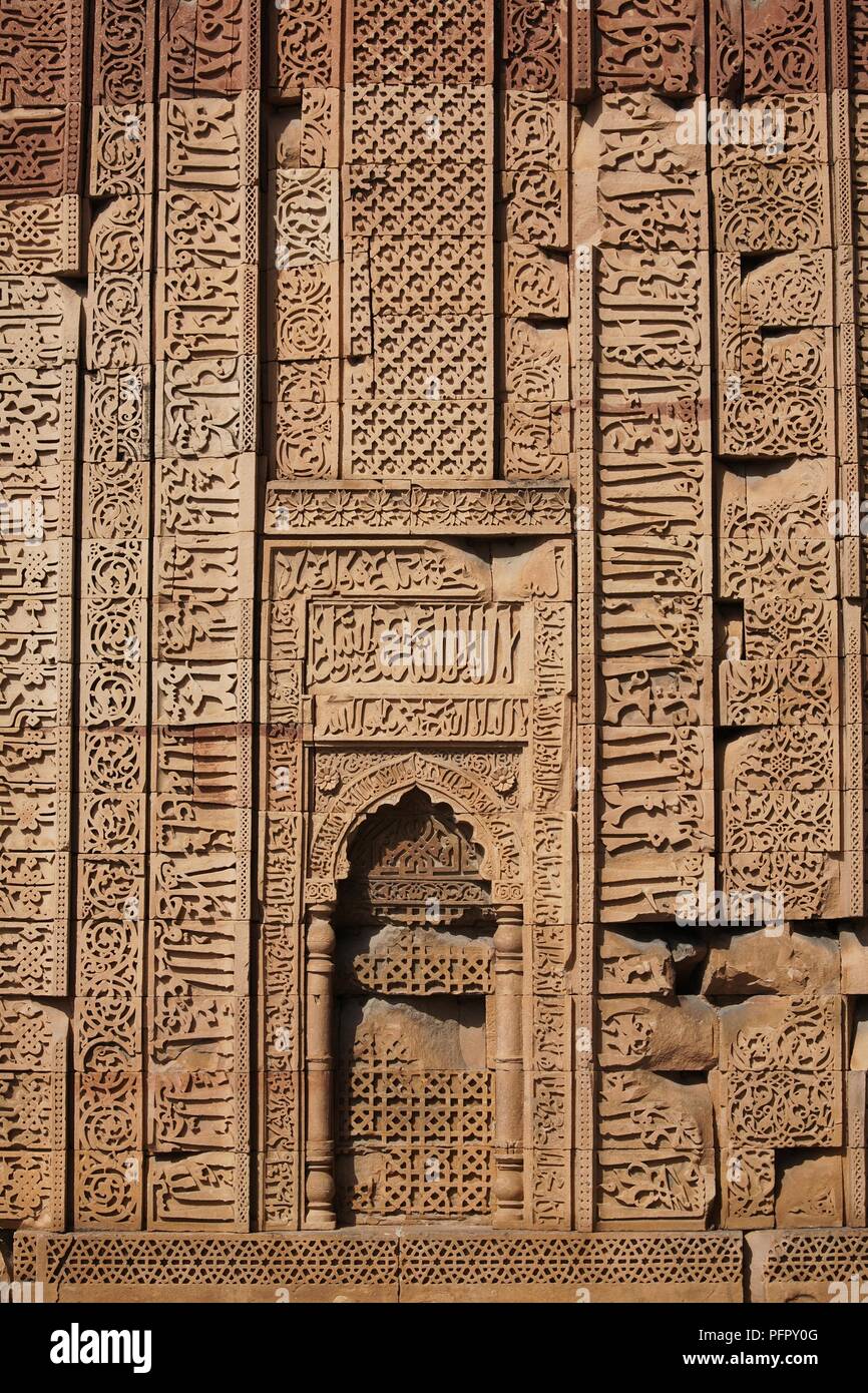 Delhi, Qutb Minar, Quwwat-ul-Islam Moschee, aufwendigen Schnitzereien an der Wand im äußeren Hof Stockfoto