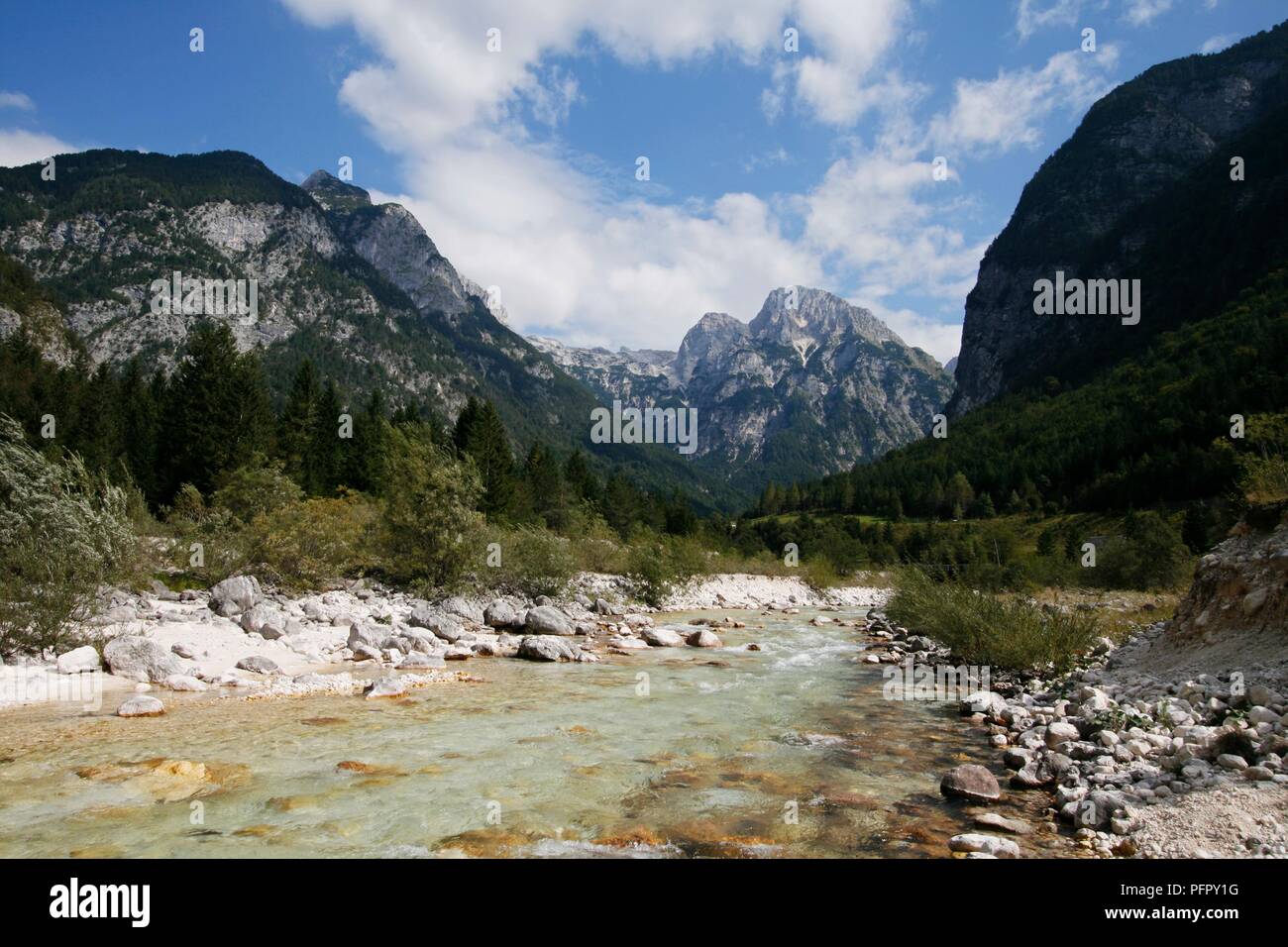 Slowenien Soca River fließt durch die Bergregion in der Nähe von Trenta Stockfoto
