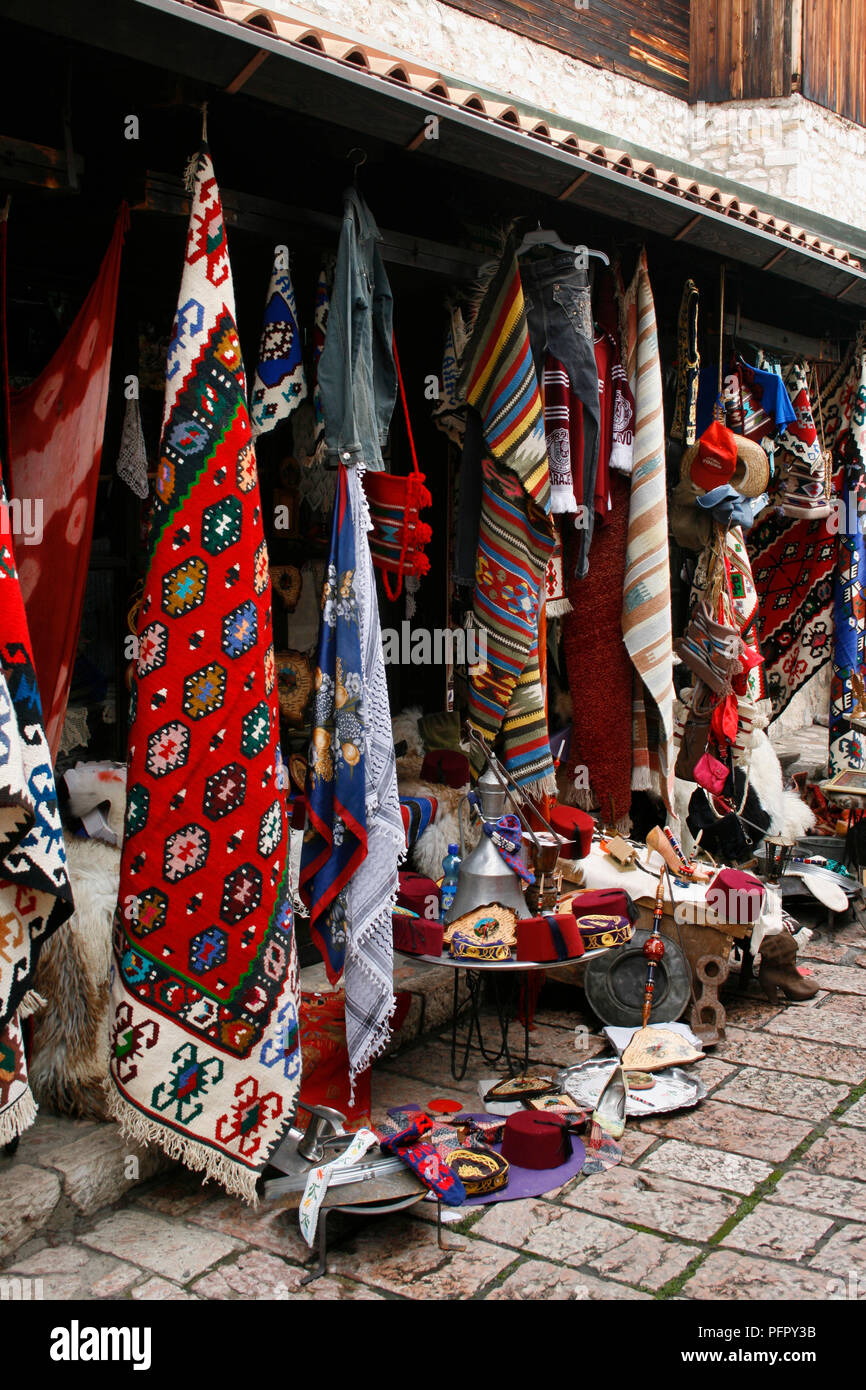 Bosnien und Herzegowina, Sarajevo, in den Basar Verkauf von bunten Teppichen Abschaltdruck Stockfoto