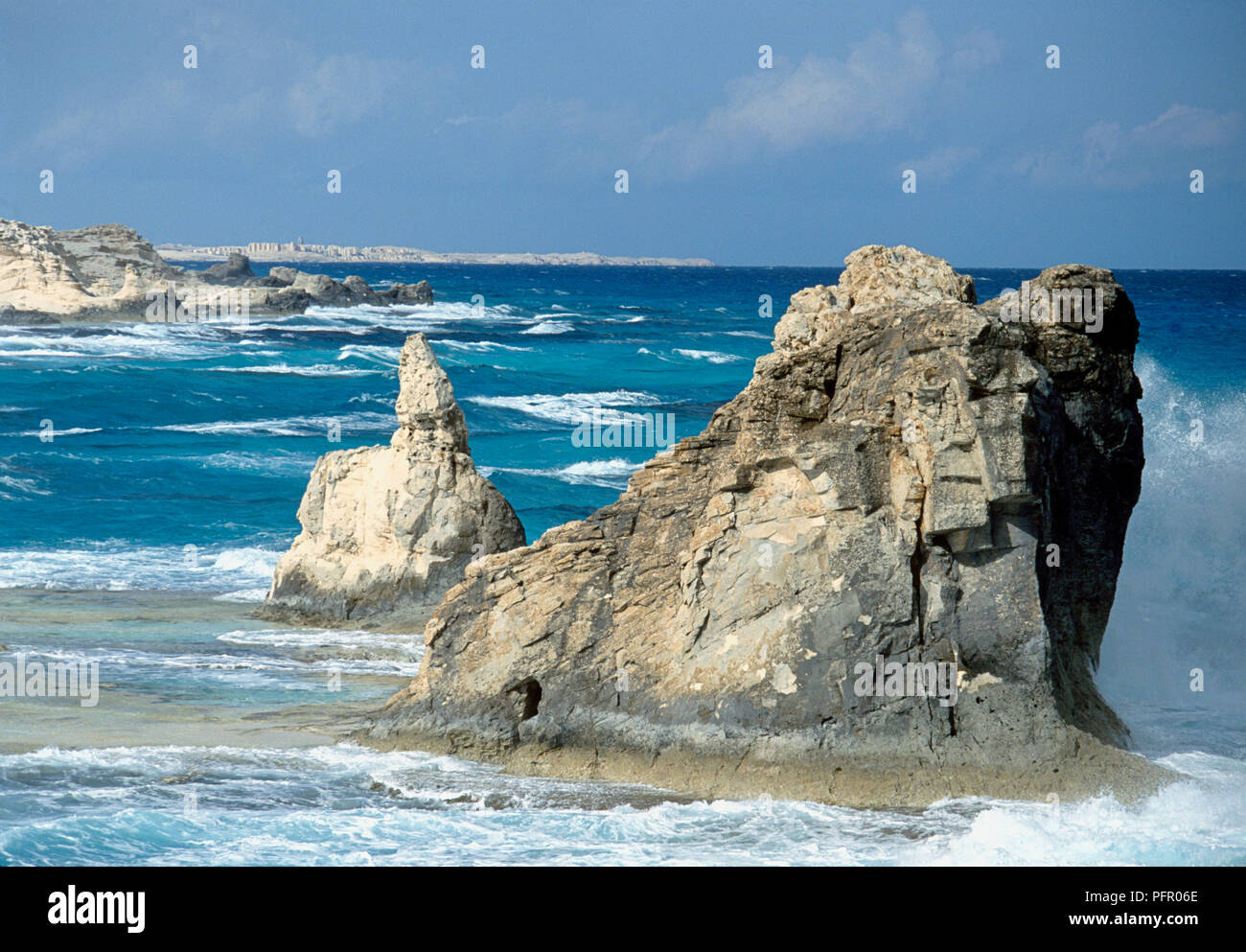 Ägypten, Alexandria, Marsa Matruh, Wellen gegen Rocks Off Cleopatras Strand Stockfoto