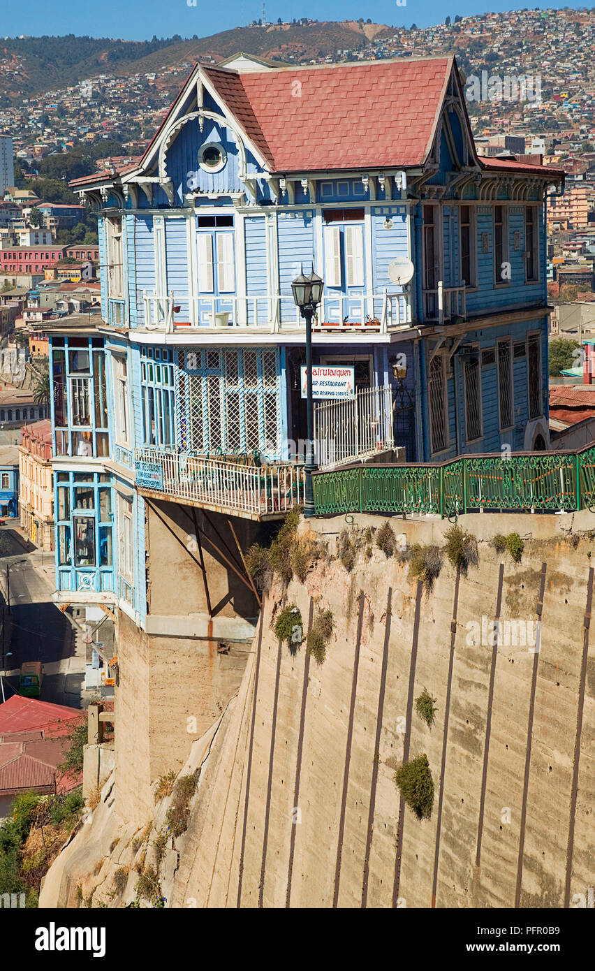 Chile, Valparaiso, alte blaue Haus über dem ascensor Artilleria Standseilbahn auf dem Cerro Artilleria Hügel Stockfoto