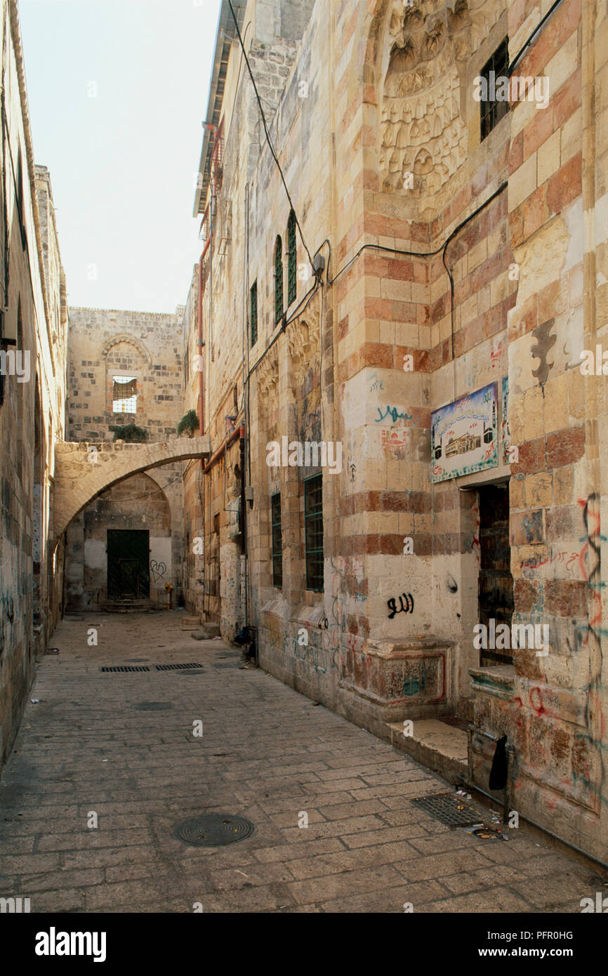 Israel, Jerusalem, Eisernen Tor (Bab el-Hadid) Straße und Madrasa Stockfoto