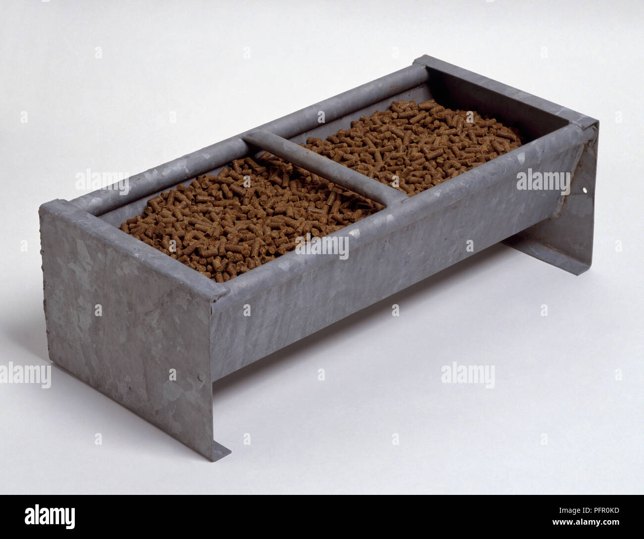 Metall Trog mit Schweinefutter gefüllt Stockfoto