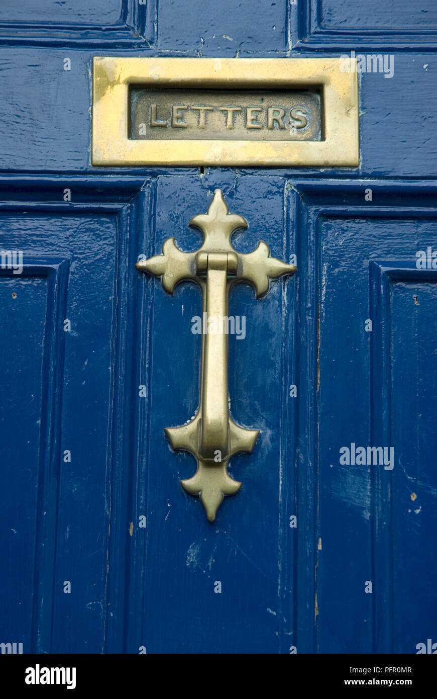 Grossbritannien, England, Hereford, Messing Türklopfer und Briefkasten auf blaue Tür, close-up Stockfoto