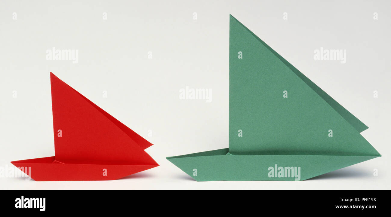 Rote und grüne Papier Boote Stockfoto