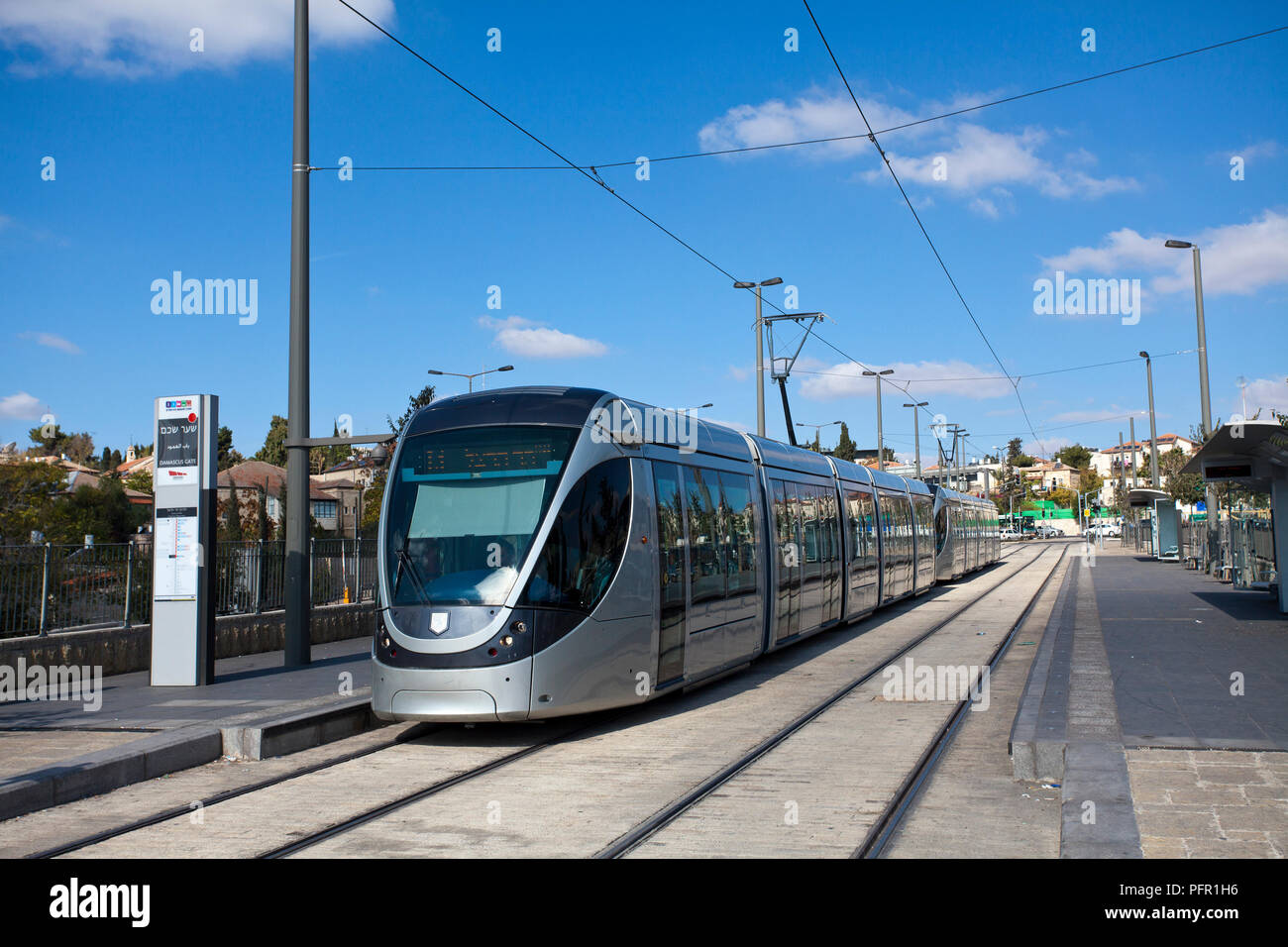 Israel, Jerusalem, leichten Zug an einer Haltestelle Stockfoto