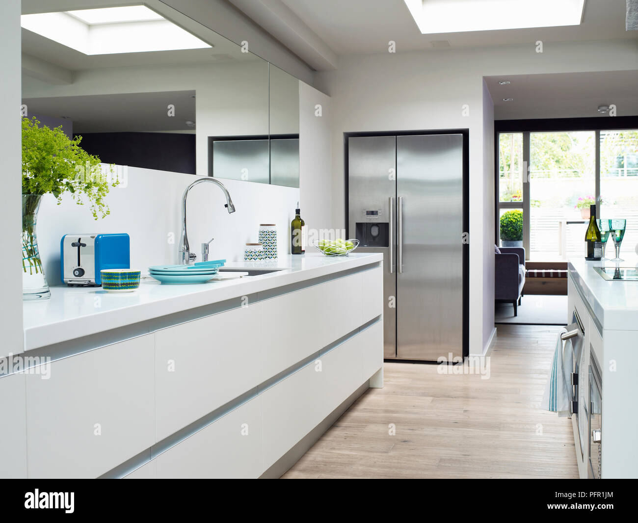 Helle, moderne Küche im Haus mit glatten Oberflächen Stockfoto