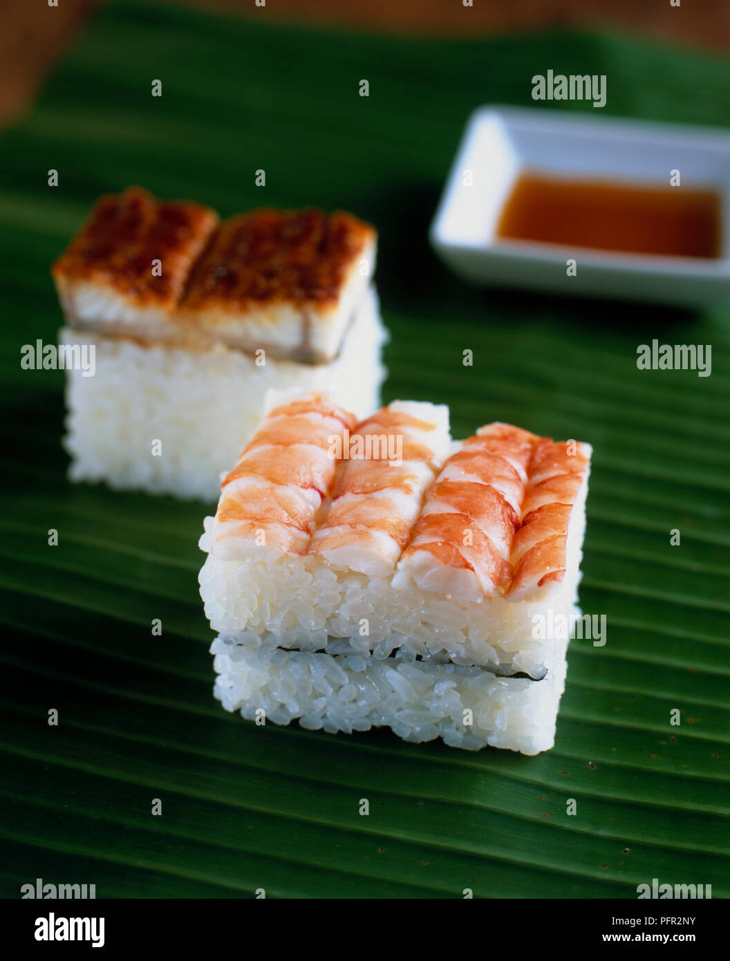 Soja-basierte meeraal Sushi und Garnelen und Nori Sushi, auf grünen Matte serviert, close-up Stockfoto