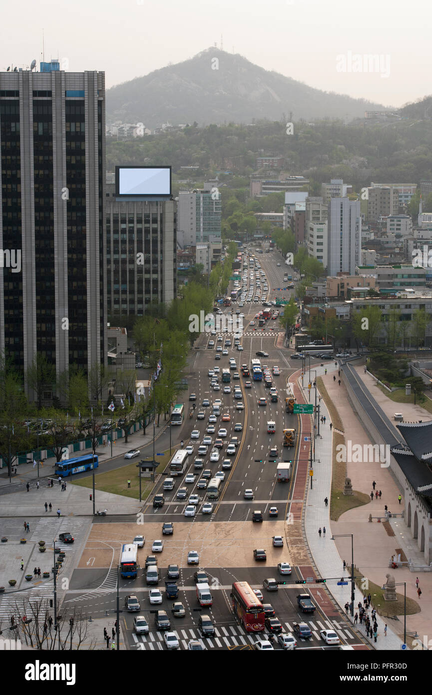 Südkorea, Seoul, Blick auf innerstädtischen Straßen- und Inwangsan Berg in der Ferne Stockfoto