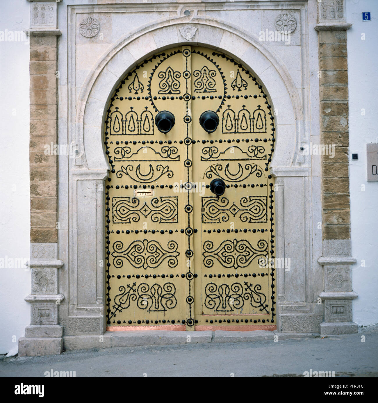 Tunesien, Tunis, Dar el Jeld, Hufeisen arch umliegenden aufwendige Tür, ein typisches Merkmal der islamischen Architektur Stockfoto