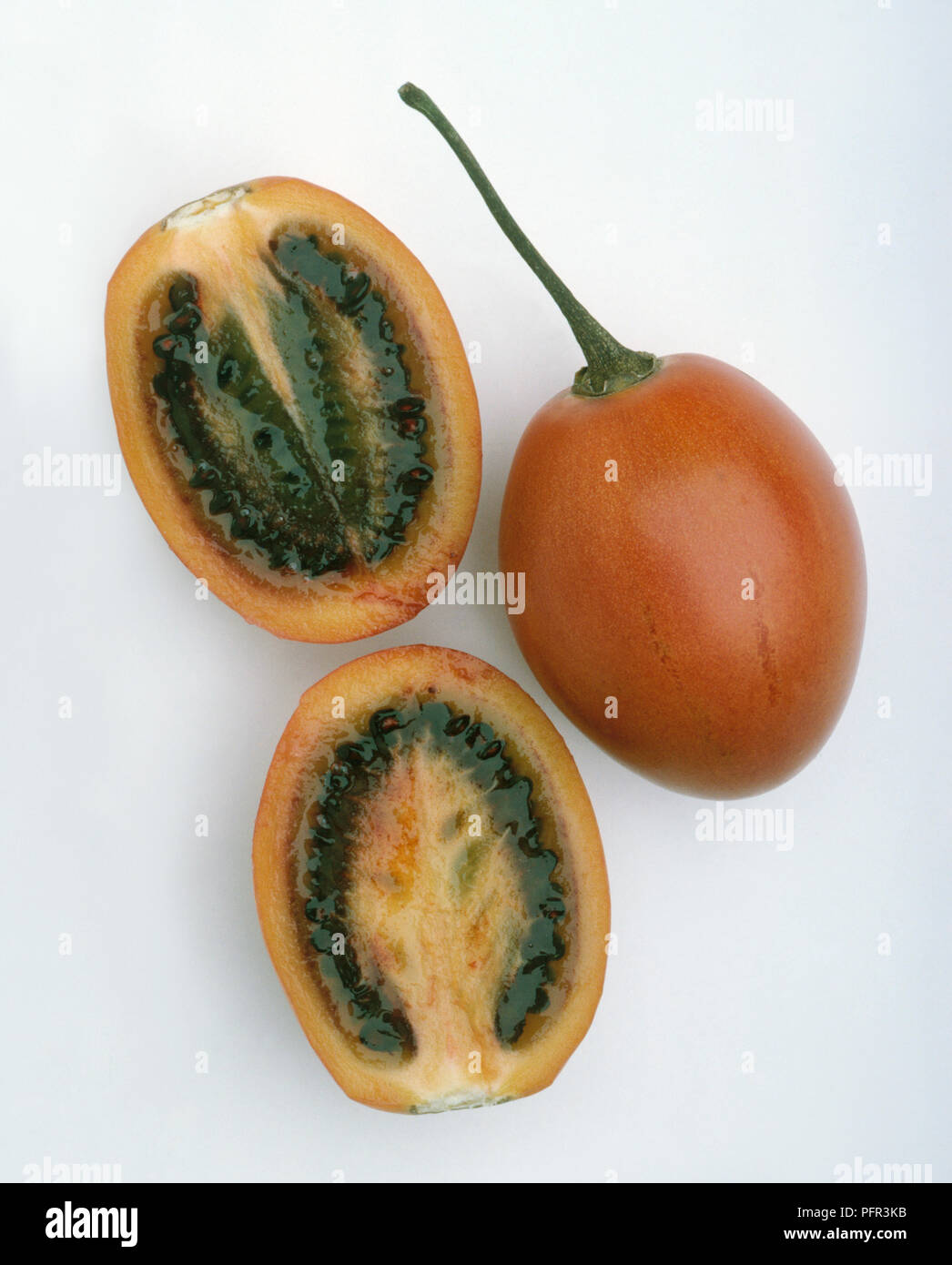 Cyphomandra betacea (Baum Tomaten, tamarillos), ein Ganzes, in Scheiben geschnitten Stockfoto