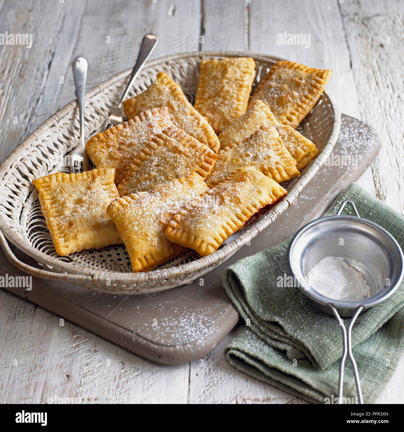 Korb der Pastelle mit Puderzucker bestäubt Stockfoto