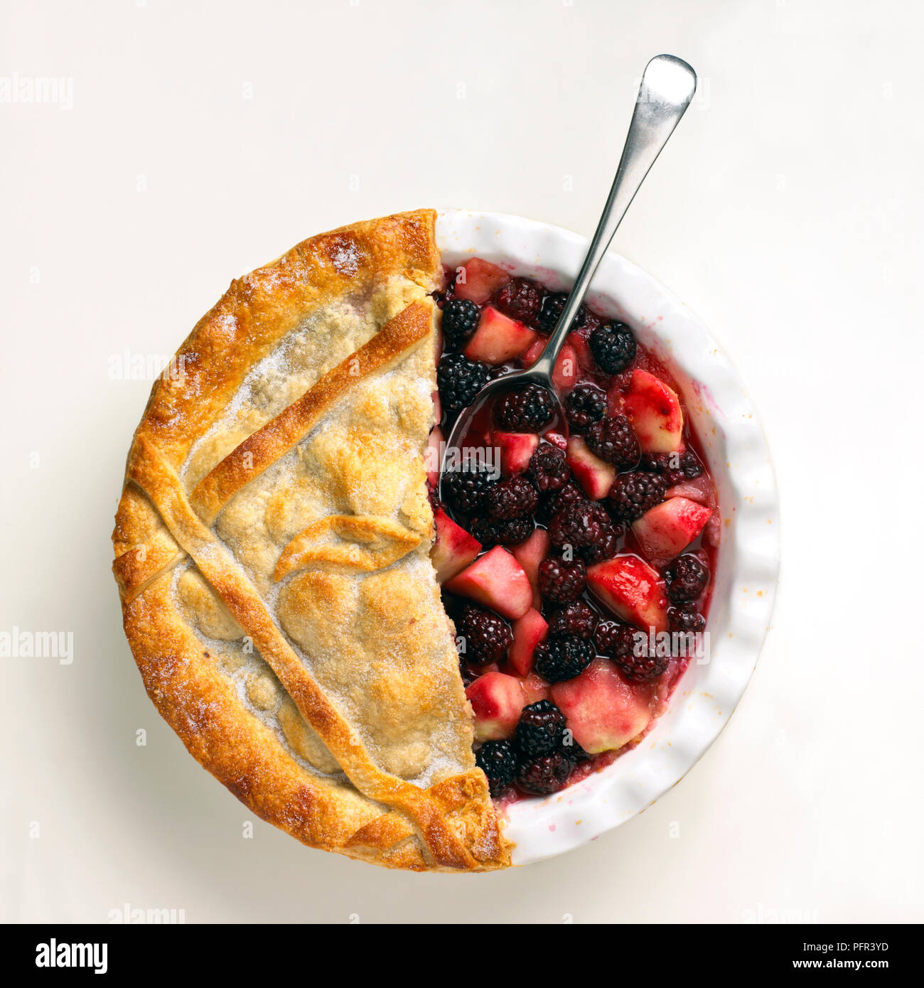 Blackberry und Apfelkuchen mit der Hälfte der Kruste entfernt, Füll- und Löffel Stockfoto
