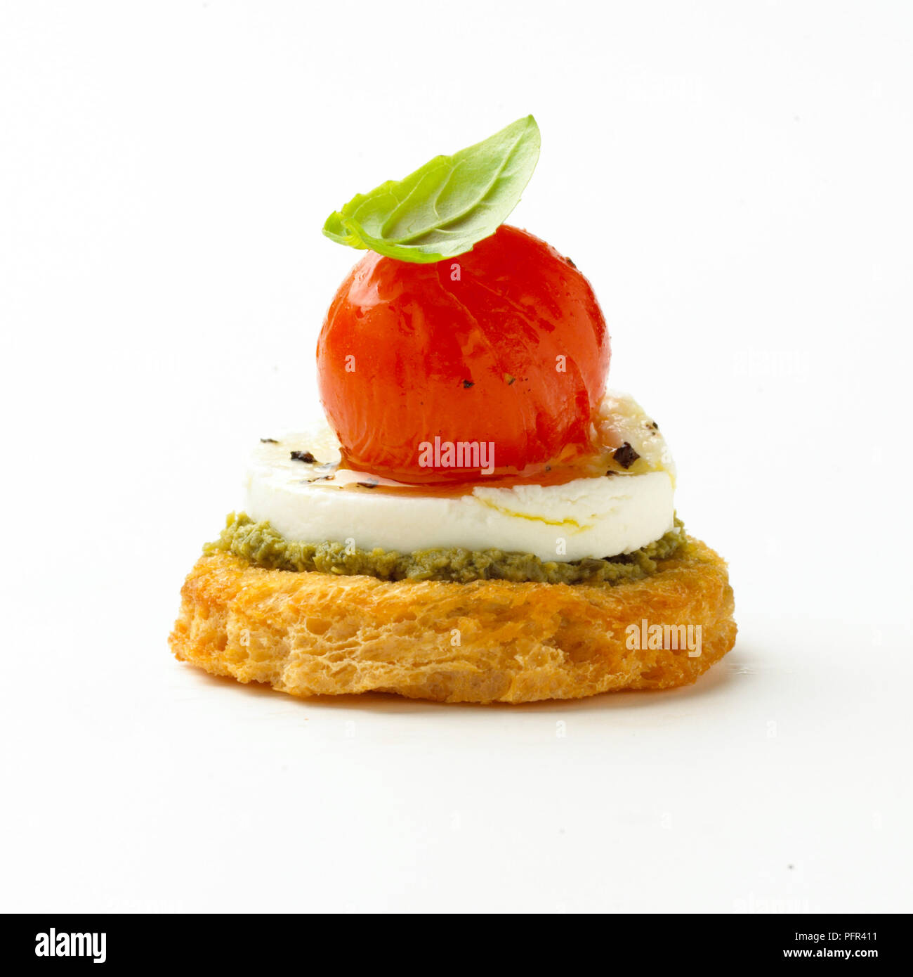 Käse, Tomaten und Basilikum Pesto croute mit Blatt, canape Stockfoto