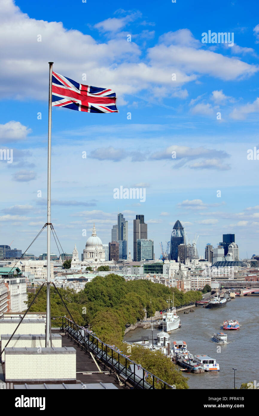 Grossbritannien, England, London, erhöhten Blick auf die Skyline der Stadt mit St. Paul's Cathedral und Gurke, Dach von Savoy Hotel mit Union Jack im Vordergrund. Stockfoto