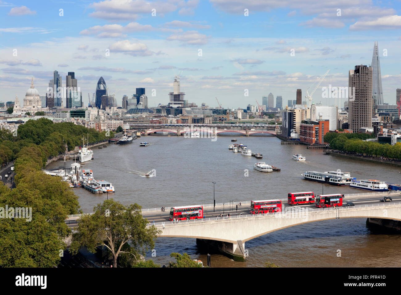 Grossbritannien, England, London, erhöhten Blick auf die Skyline der Stadt und die Themse, mit Waterloo Bridge im Vordergrund. Stockfoto