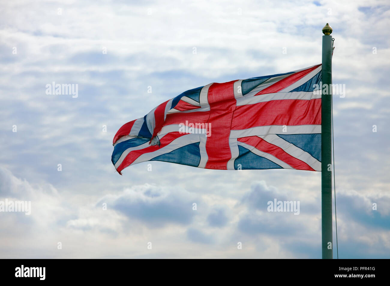 Union Jack gegen bewölkter Himmel, close-up Stockfoto