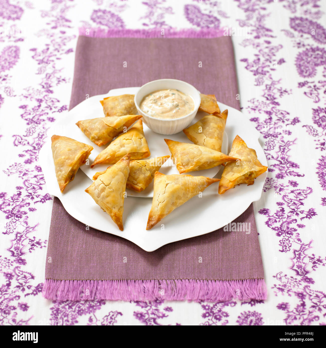 Platte von Samosas und Dip Stockfoto