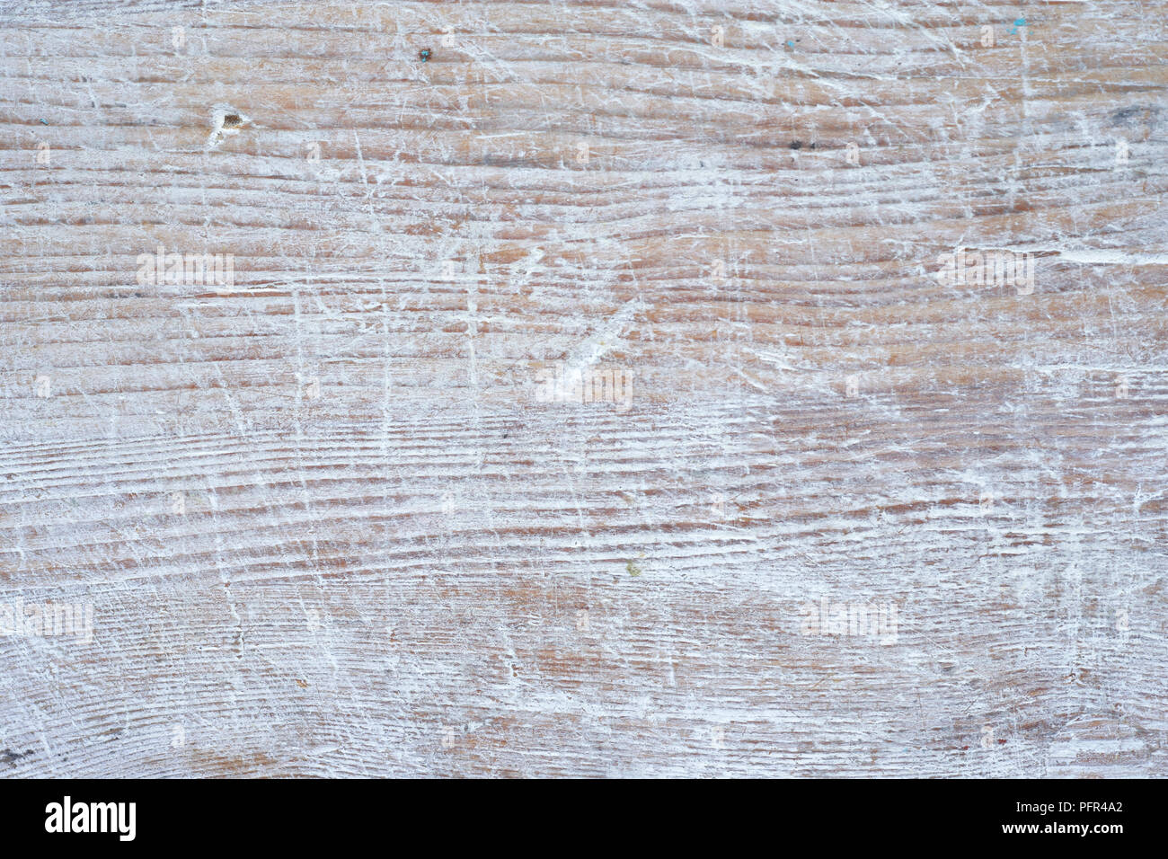 Leicht mit Mehl bestreuten Holz- Oberfläche Stockfoto