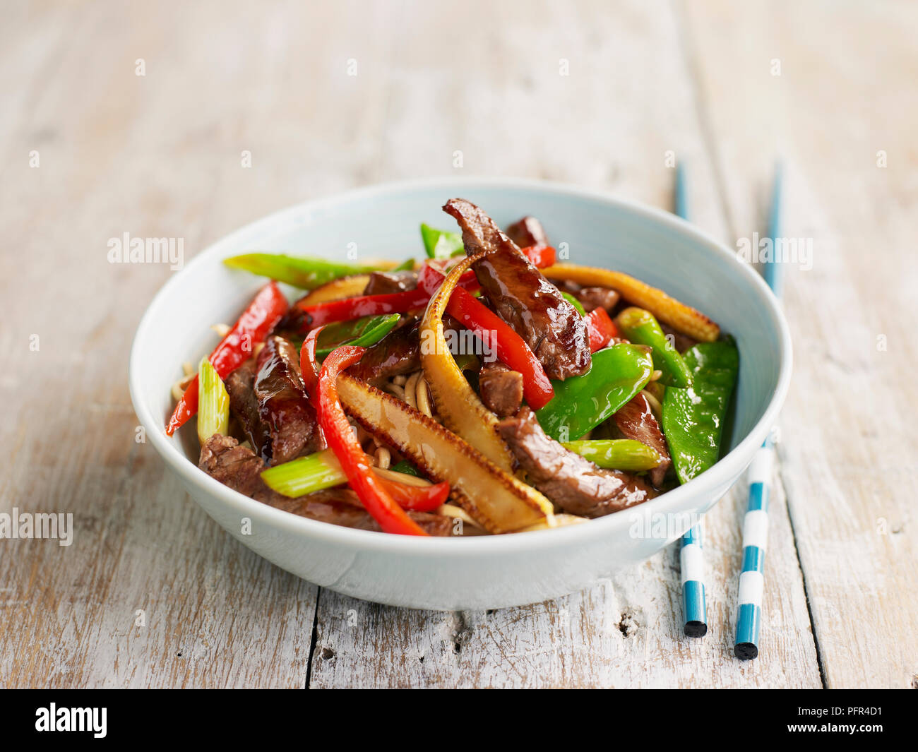Rindfleisch und Gemüse Rühren braten mit Mais, Paprika und mangetouts Stockfoto