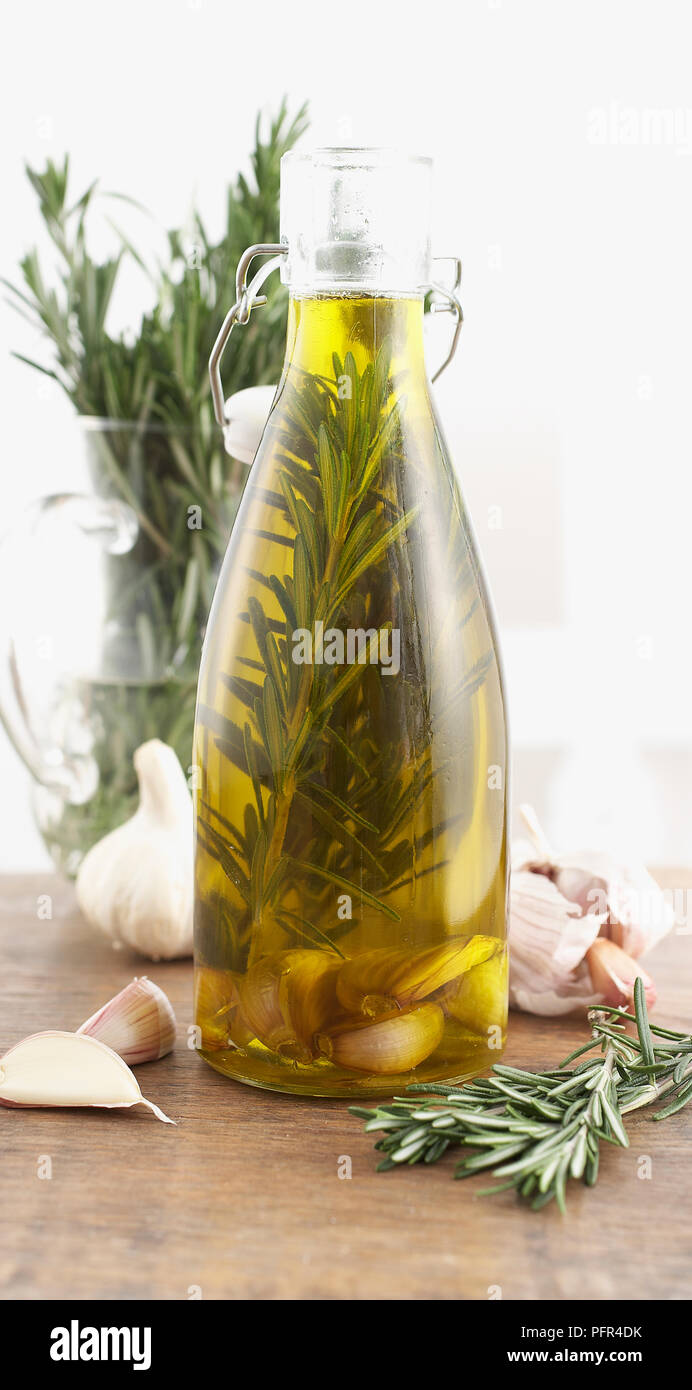 Knoblauch und Rosmarin Öl Stockfoto