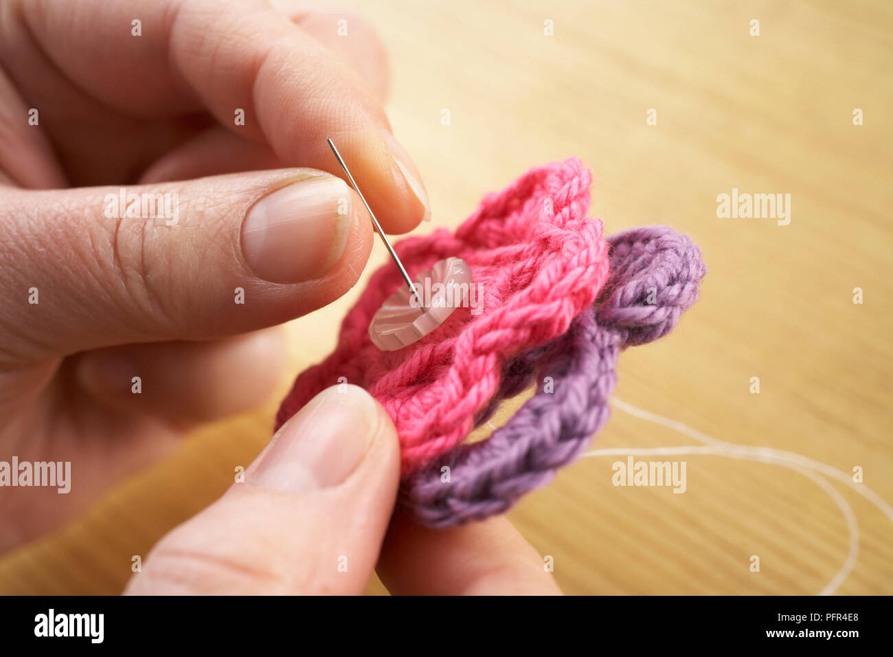 Nähen Sie auf Häkeln Blume Brosche Stockfoto