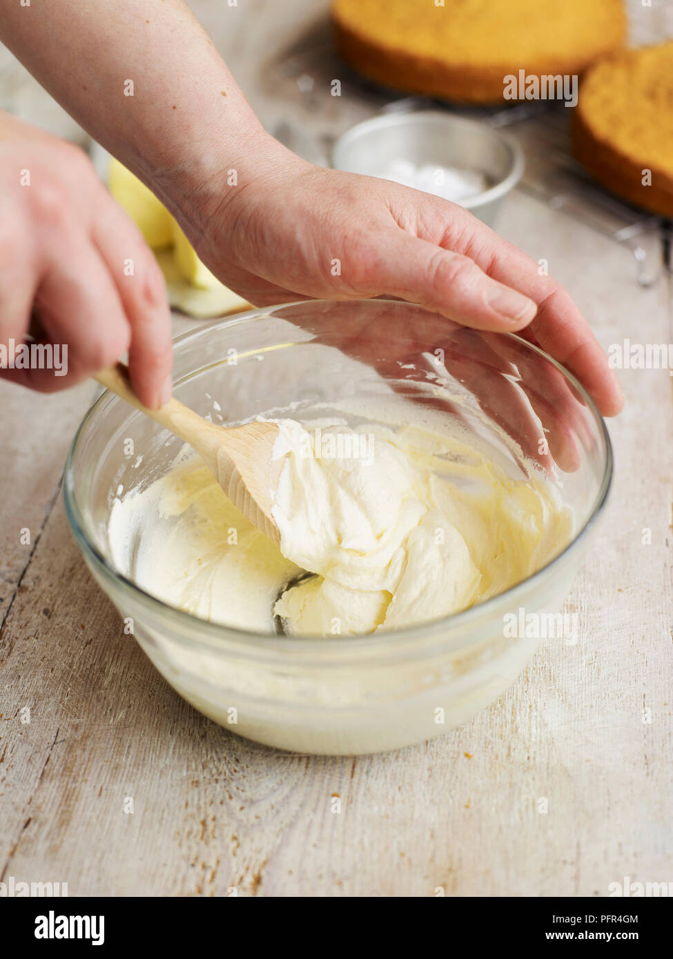 Zubereitung butter Puderzucker für Victoria Biskuitteig Stockfoto